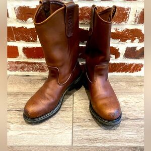 Men’s red wing steel toe work boots. Size 8.